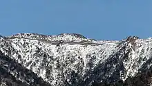 鹿又岳の山頂付近を走る塩那道路の廃道区画。