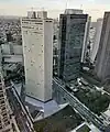都庁展望室から望む。ビルの周りがアトリウムとなっている。