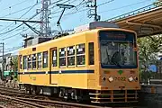 旧塗装に復元された7022。集電装置はシングルアーム式パンタグラフに換装されている（2009年6月21日 / 荒川車庫前）