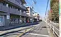狛江市内の支線。左は和泉多摩川駅前郵便局。