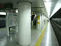 ホームドア設置前の大江戸線ホーム(2008年3月5日)