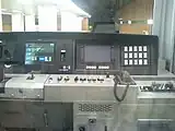 京王ATC導入前の10-300形運転台（2006年）。左がTIMSモニタで、表示が消えている右のモニタがTNS装置のモニタ。