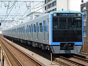 三田線で運用される6500形電車(2022年11月、新高島平駅 - 西高島平駅間)