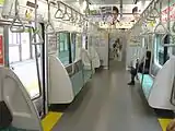 新製された中間車の車内