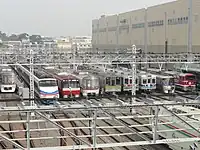 他社局の車両と並ぶAE100形(2011年11月5日 / 馬込車両検修場)
