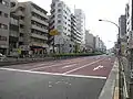 駅出入口付近の国道1号（第二京浜）
