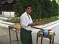 to phu thouk（ビルマ風豆腐のサラダ）の行商人。マンダレー・クトードーパゴダにて