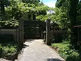公道から山門（2015年5月撮影）