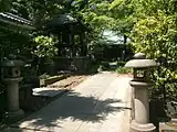 参道から鐘楼堂と本堂（2015年5月撮影）