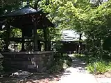 参道から左手は鐘楼堂（2015年5月撮影）