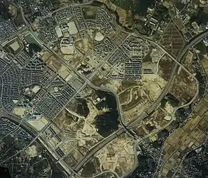 1987年(昭和62年)度に撮影された国土航空写真。愛知県小牧市にある桃花台ニュータウン南部を通る中央自動車道。