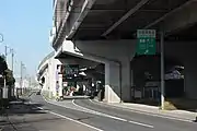 四日市方面入口。国道302号自動車専用道路「伊勢湾岸道路」の入口でもある。直進する左の道路は愛知県道59号名古屋中環状線。