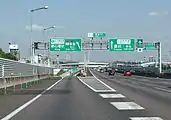 四日市JCT方面からの流出路。一般有料区間の終点のため「ここから高速道路」の規制解除の標識を設置。