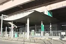 伊勢湾岸道路を構成する施設は斜張橋と並ぶデザイン検討が行なわれた。トールゲートについても斜張橋のイメージとの整合性が考慮されている（東海IC第二料金所と名港中央IC）。