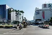徳島駅前のバスターミナル（高速バス降車ホームと路線バス待機レーン）