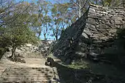 弓櫓（右）と本丸（奥）の石垣と西登山路。