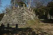 三の丸跡上段から帳櫓の石垣を望む。