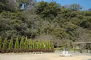 東麓。