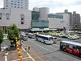 駅ビルとバスターミナル全景