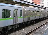 暫定編成時代の10-300R形先頭車と中間車（2005年2月26日、笹塚）。