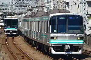 南北線で運用される9000系（右）同線に乗り入れる埼玉高速鉄道2000系（左）（東急目黒線 新丸子駅 - 武蔵小杉駅 2018年8月）