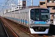 05N系（2022年7月25日 行徳駅）05系のうち前面デザインが変更された第25編成からは05N系とも呼ばれる
