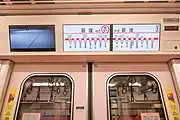 各扉上部に設置された液晶ディスプレイの車内案内表示器