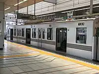 2扉を締め切った様子（第09編成, 北千住駅, 現行版ドアステッカー）