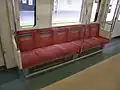ワイドドア車の座席（座席のスタンションポールは後年に設置されたもの）