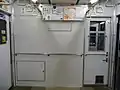 3次量産車の乗務員室仕切り（画像では扉の窓が開いている）