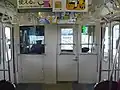 東京地下鉄9000系の乗務員室仕切壁。右上の緑矢印部に通行表示灯がある。