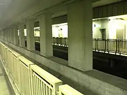 改良工事前のホーム階中央部分。柵が設置されていた（2005年6月）