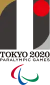 白紙撤回された2020年夏季東京大会のデザイン（金と銀を使用）。2016年夏季リオ大会 などと同様に、並べた際にパラリンピックエンブレムと高さを統一して整える意図が見られた。