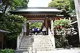参道より新門を見る（2019年7月撮影）