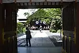 新門より拝殿を見る（2019年7月撮影）