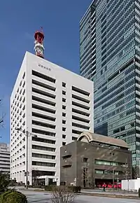 東京消防庁本庁舎(奥の白い高層ビル。手前は丸の内消防署)