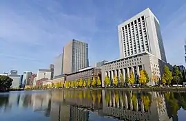 日比谷濠から望む丸の内の高層ビル群