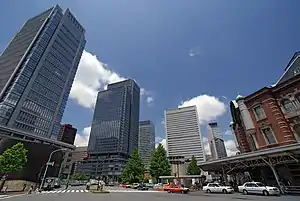 千代田区・丸の内東京駅舎の周囲に高層ビルが立ち並ぶ。日本の金融・経済の中心地。