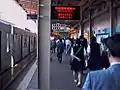 改良工事前の1番線ホーム。幅は現在よりも狭く、字幕式発車標が設置されている（1998年9月）