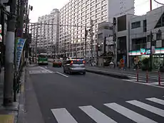 駅前春日通りを湯島天神方面を見る(2008年10月2日)