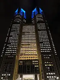 2022年ロシアのウクライナ侵攻の際にウクライナを応援するためにウクライナ国旗の青色と黄色にライトアップした東京都庁舎(2022年3月2日撮影)