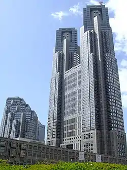 東京都庁第一本庁舎(右)・第二本庁舎(左)