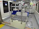 車端部の座席。中央手前は手荷物置き場（2015年）