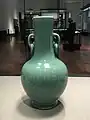 青磁牡丹唐草文双耳瓶（1912年、東京国立博物館蔵）
