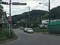 起点の大戸交差点（町田市）から城山方面。都県境が交差点からわずかな距離にあり、神奈川県の標識も見ることができる