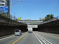 谷原陸橋をくぐる