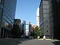 東通りとの交差点から東を見る。左は新宿ファーストウエスト、右はNTT西新宿ビル。