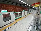 東京メトロ千代田線千駄木駅プラットホーム(2020年3月)※2019年3月ホームドア設置