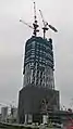 当初計画高さ610メートルの4分の1を超え153メートル。観光飛行船が飛来。京成橋から。2009年(平成21年)9月19日撮影