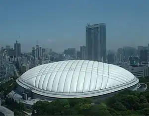 東京ドーム(東京)空気膜構造を採用した野球場。